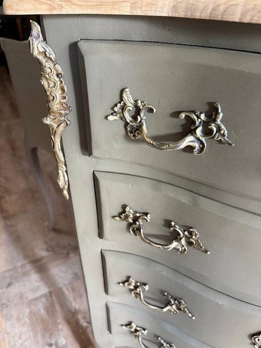 Petite commode, début XXᵉ, patinée vert bronze
