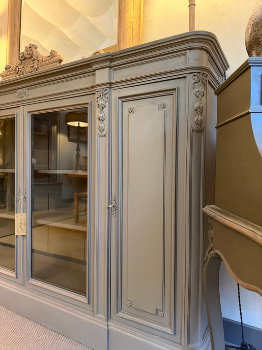 Bibliothèque de bureau acajou massif patinée, début XXᵉ