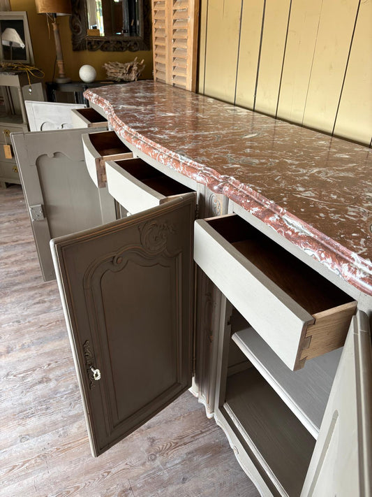 Enfilade de style Louis XV patinée gris lichen, marbre rouge Languedoc