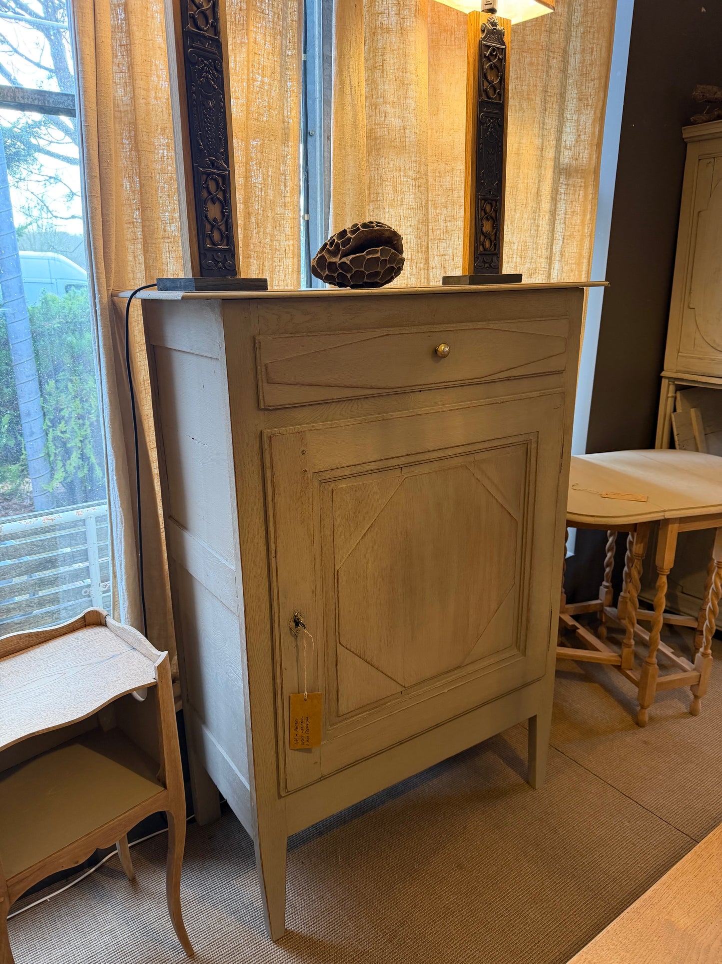 Meuble en chêne XXᵉ, patiné gris lin