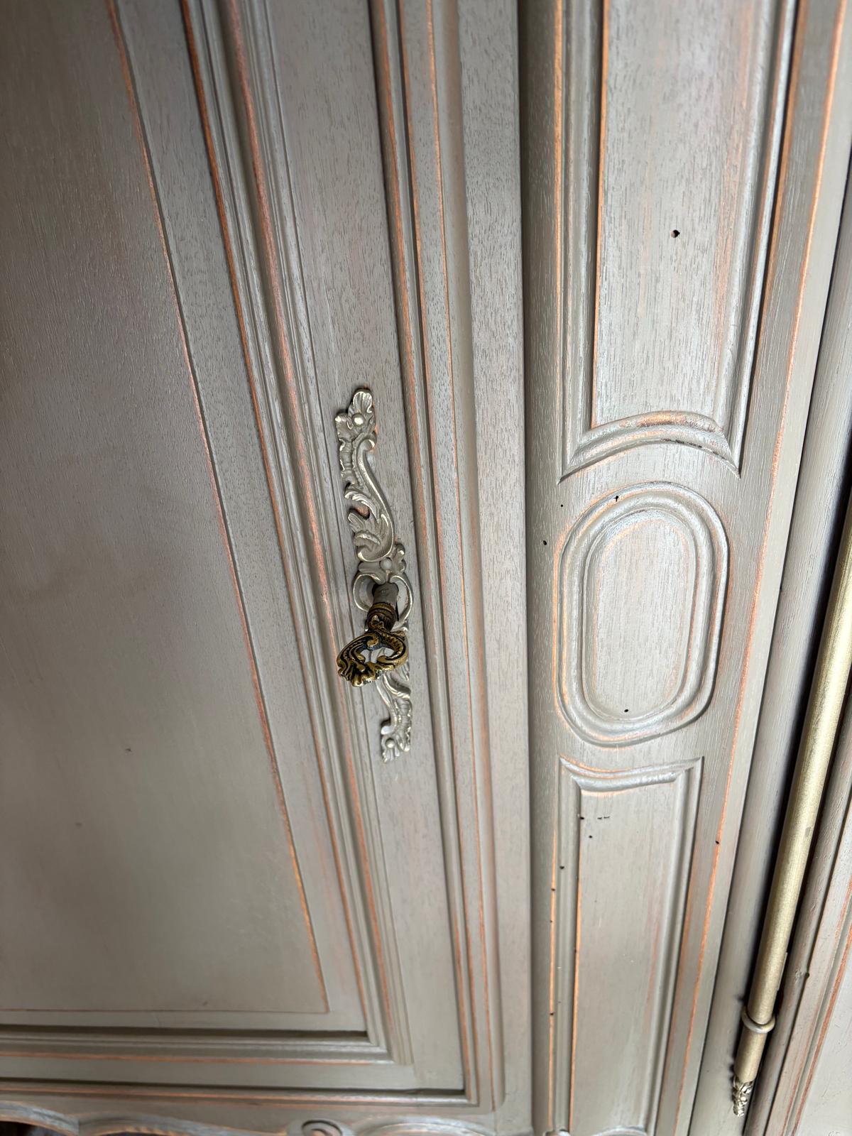 Enfilade de style Louis XV patinée gris lichen, marbre rouge Languedoc
