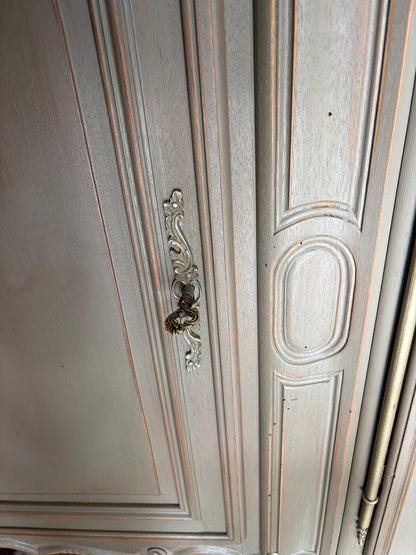 Enfilade de style Louis XV patinée gris lichen, marbre rouge Languedoc