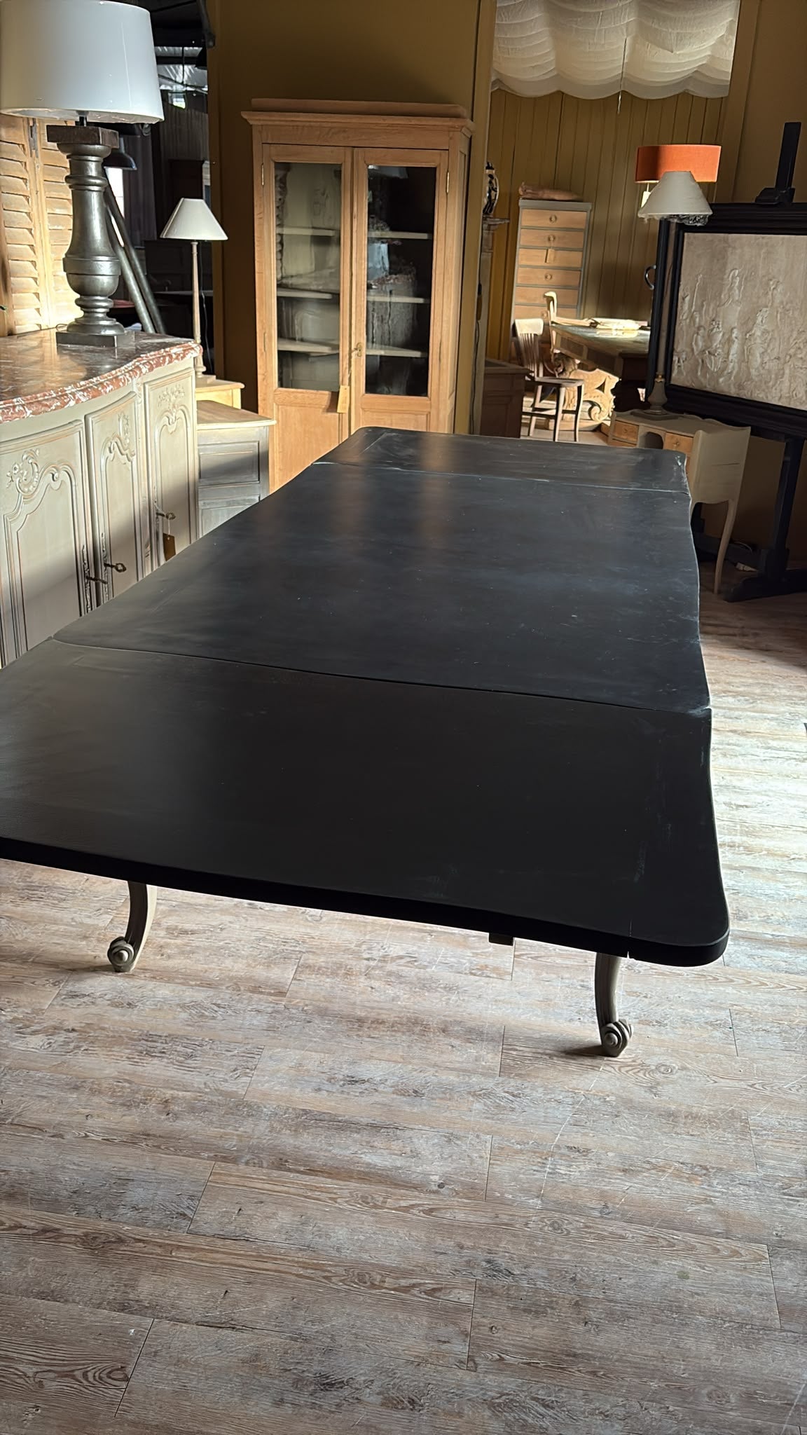 Table à l'italienne style Louis XV en noyer, patinée gris lichen