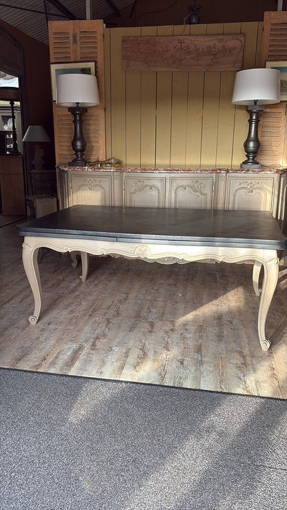 Table à l'italienne style Louis XV en noyer, patinée gris lichen