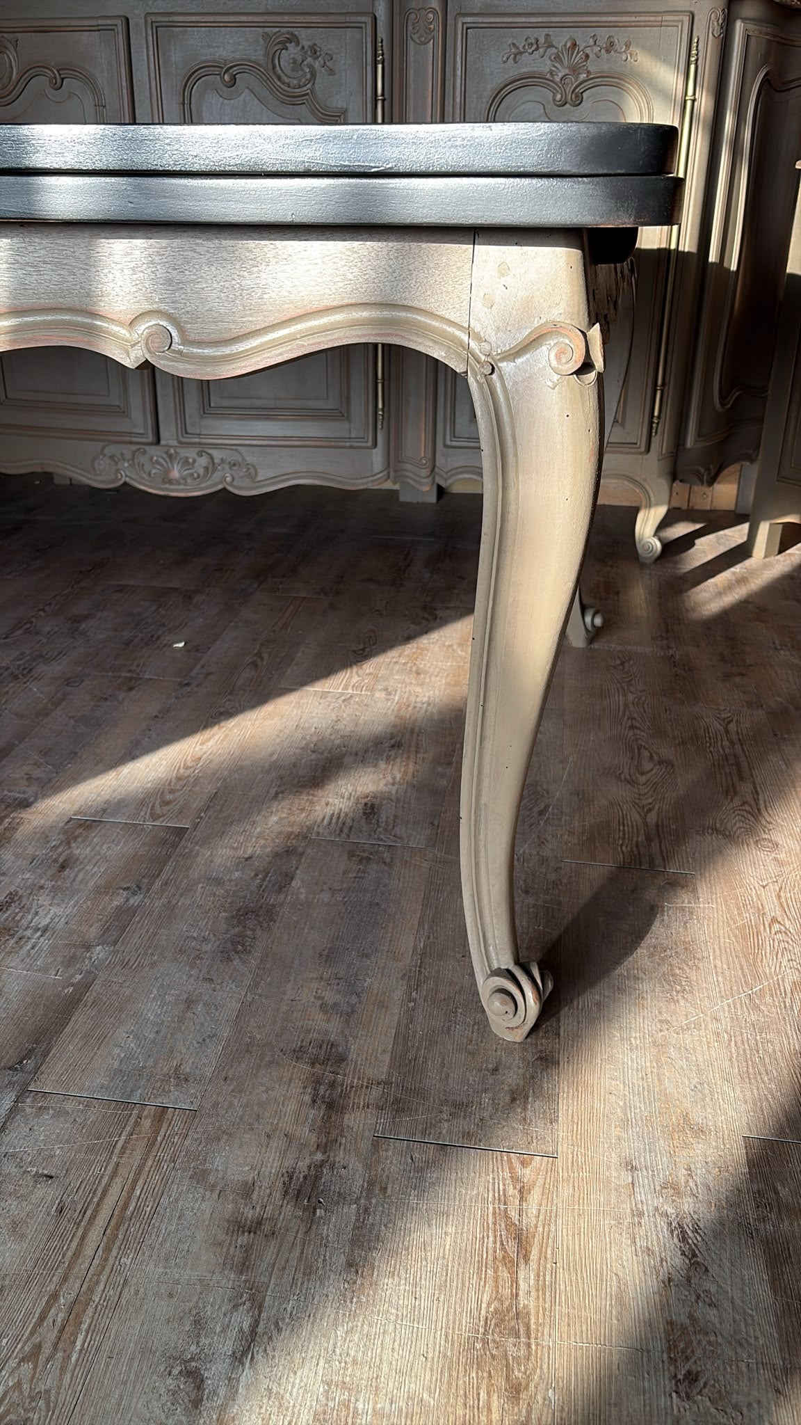 Table à l'italienne style Louis XV en noyer, patinée gris lichen