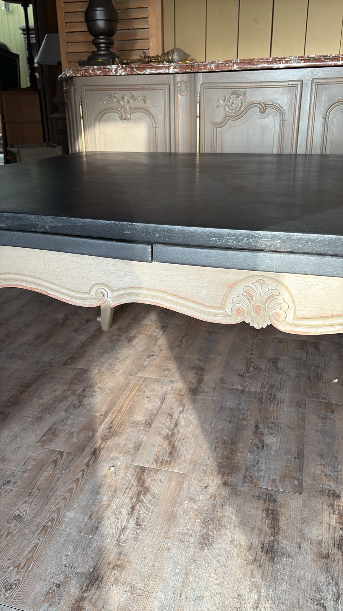 Table à l'italienne style Louis XV en noyer, patinée gris lichen