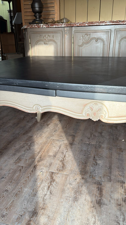 Table à l'italienne style Louis XV en noyer, patinée gris lichen