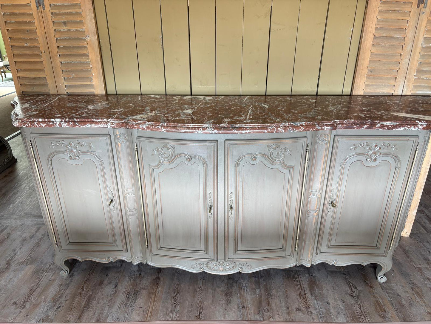 Enfilade de style Louis XV patinée gris lichen, marbre rouge Languedoc