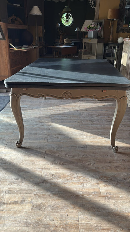 Table à l'italienne style Louis XV en noyer, patinée gris lichen