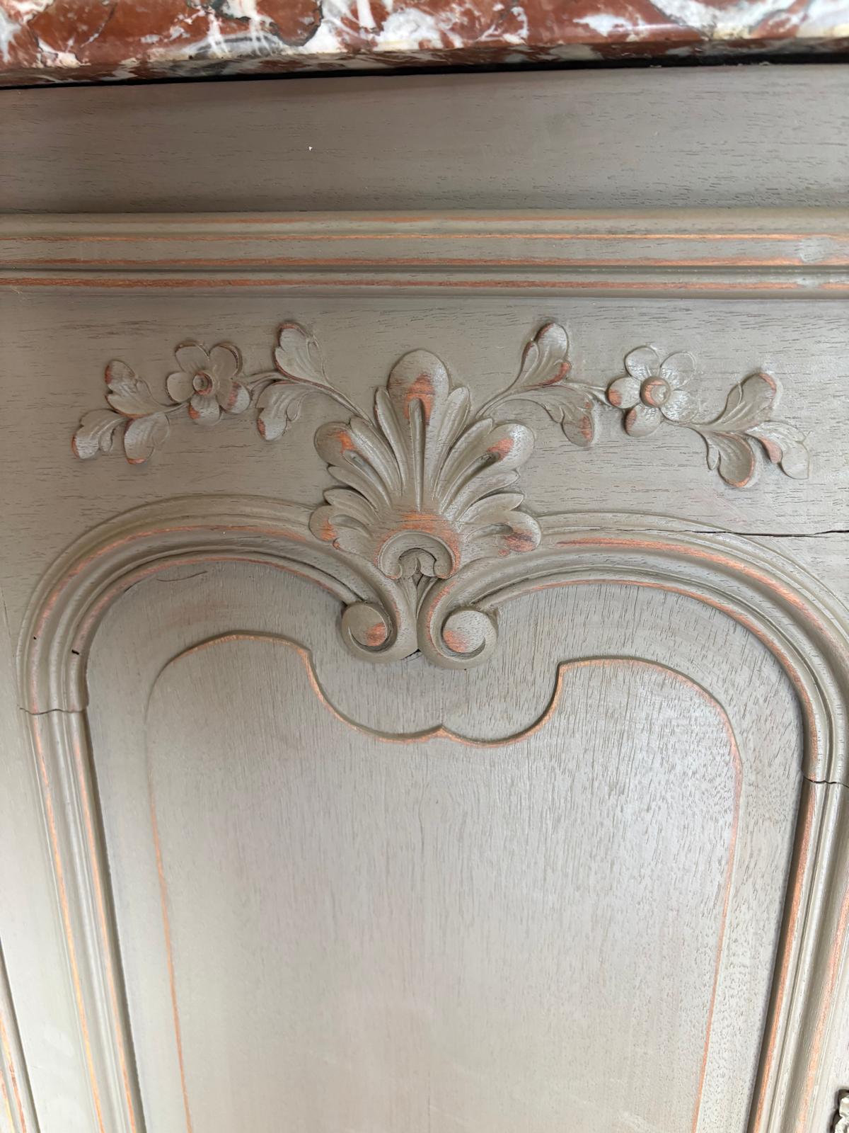 Enfilade de style Louis XV patinée gris lichen, marbre rouge Languedoc