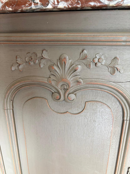 Enfilade de style Louis XV patinée gris lichen, marbre rouge Languedoc