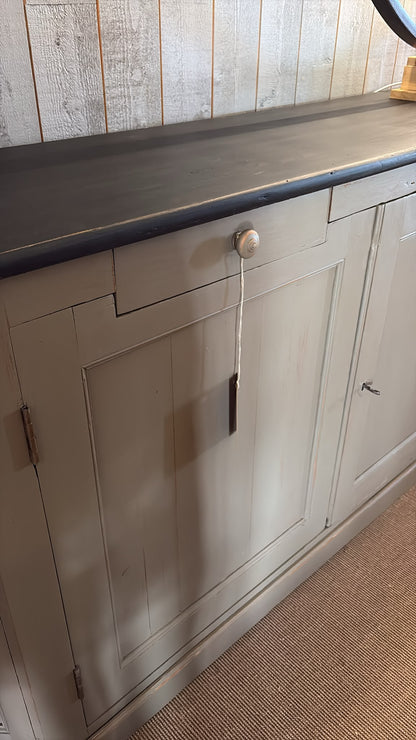 Enfilade 4 Portes en Pitchpin – Patine Gris Lichen & Noir Ardoise – Début XXᵉ