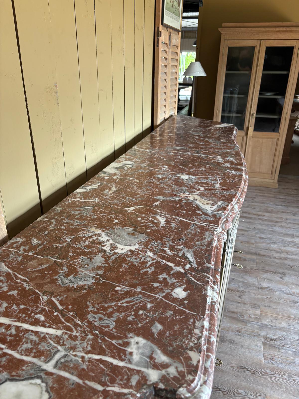 Enfilade de style Louis XV patinée gris lichen, marbre rouge Languedoc