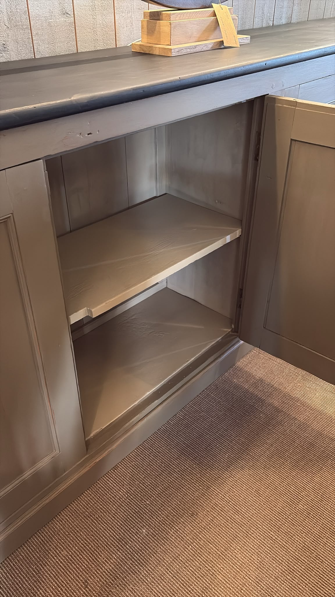 Enfilade 4 Portes en Pitchpin – Patine Gris Lichen & Noir Ardoise – Début XXᵉ