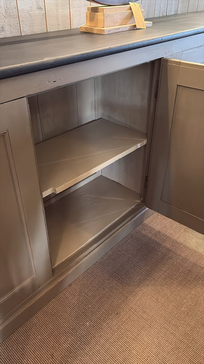 Enfilade 4 Portes en Pitchpin – Patine Gris Lichen & Noir Ardoise – Début XXᵉ