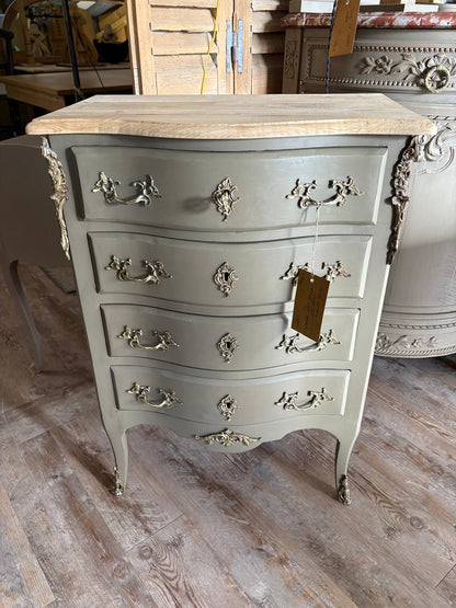 Petite commode, début XXᵉ, patinée vert bronze
