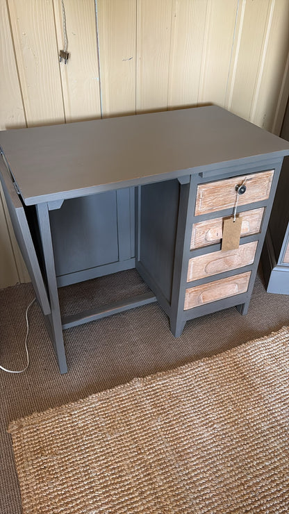 Petit bureau en chêne patiné gris lichen