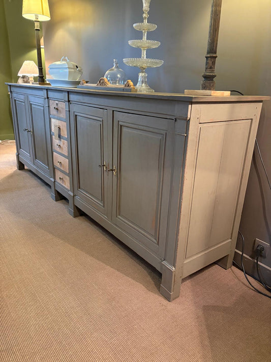 Enfilade en chêne patinée gris lichen, style Directoire