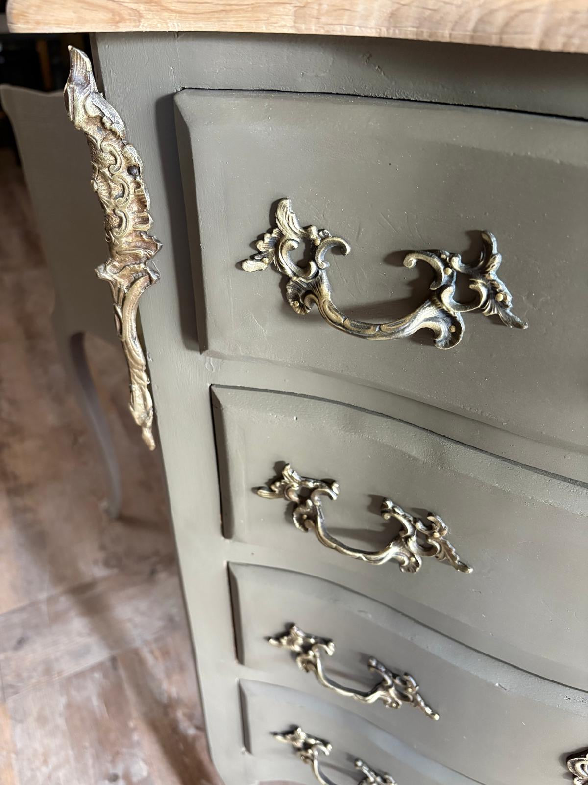 Petite commode, début XXᵉ, patinée vert bronze