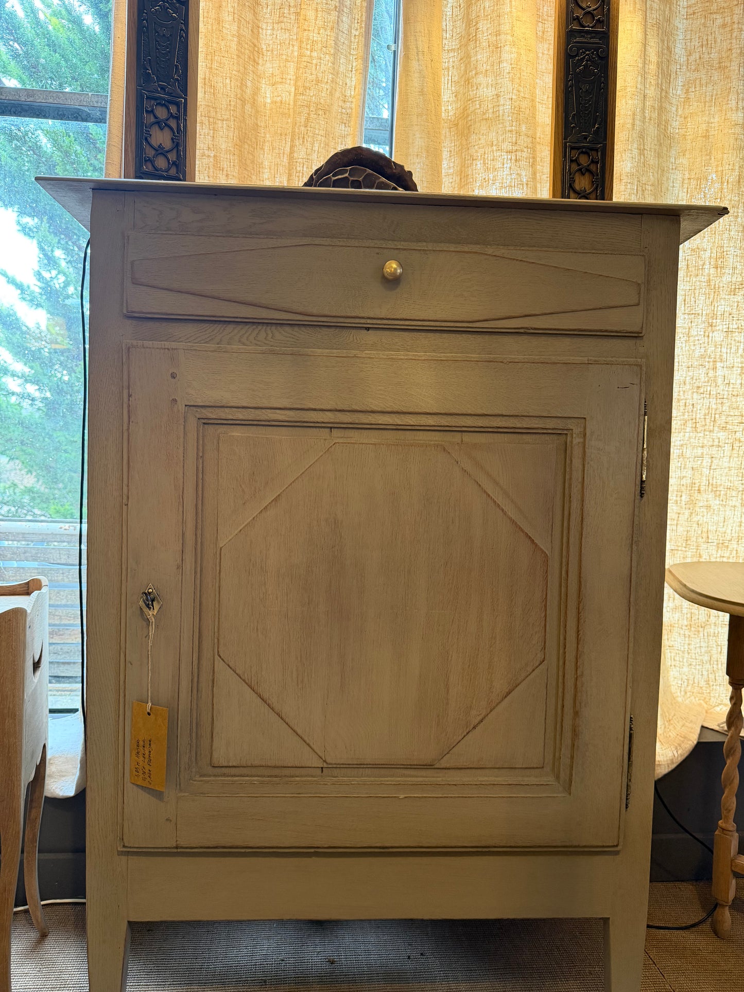 Meuble en chêne XXᵉ, patiné gris lin