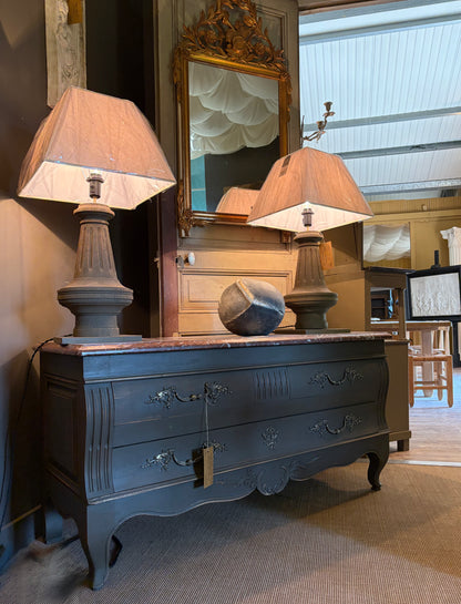 Commode basse de style Louis XV, merisier patiné, marbre de Sienne