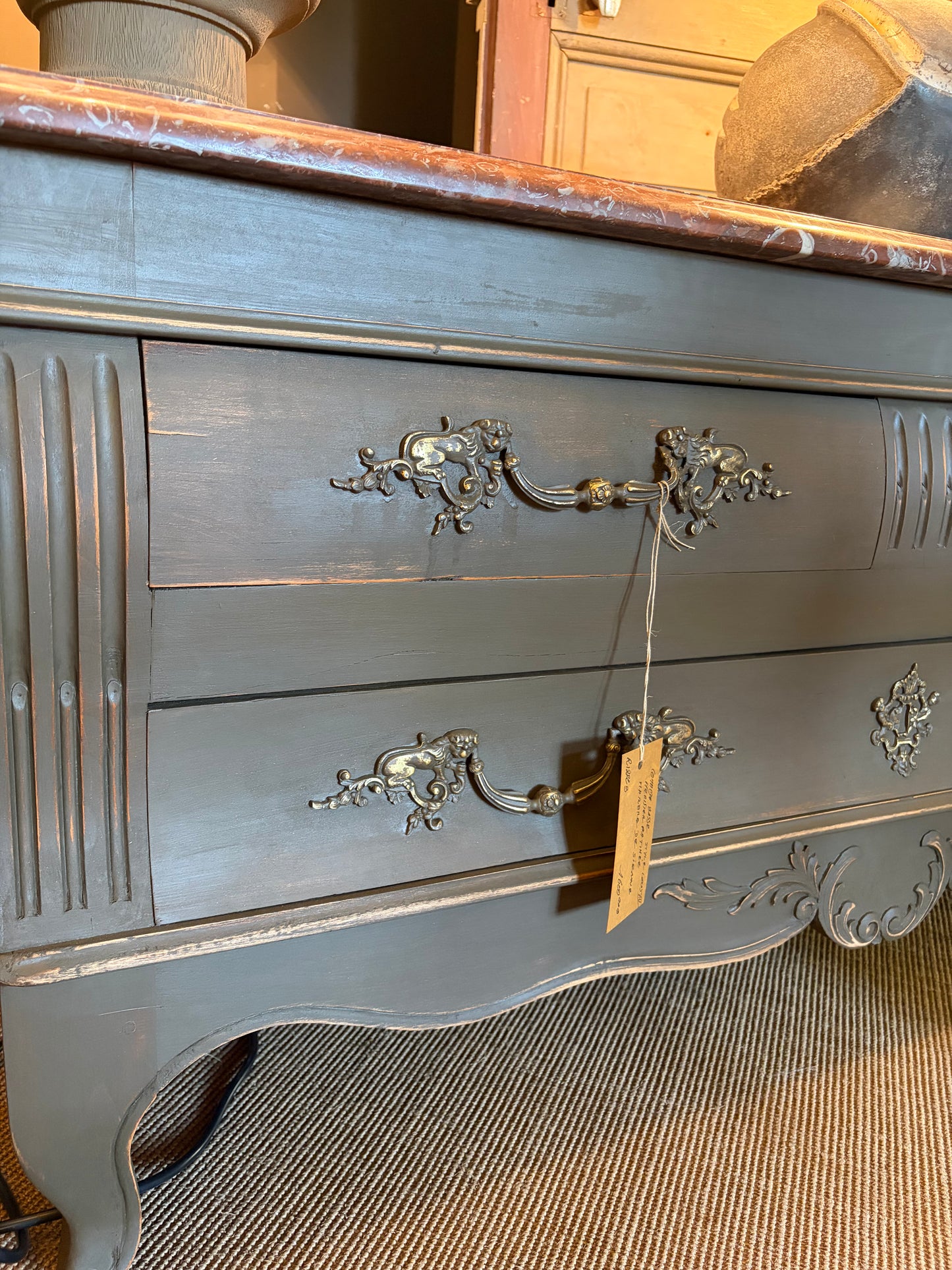 Commode basse de style Louis XV, merisier patiné, marbre de Sienne