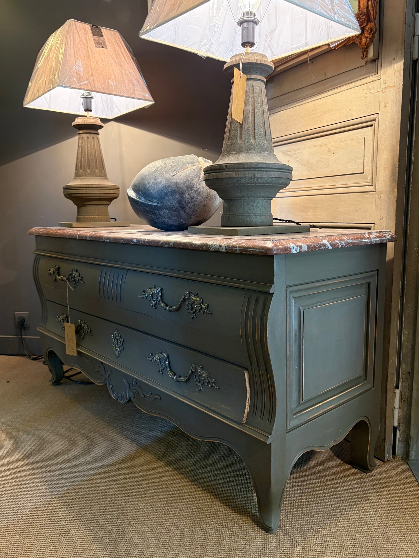 Commode basse de style Louis XV, merisier patiné, marbre de Sienne
