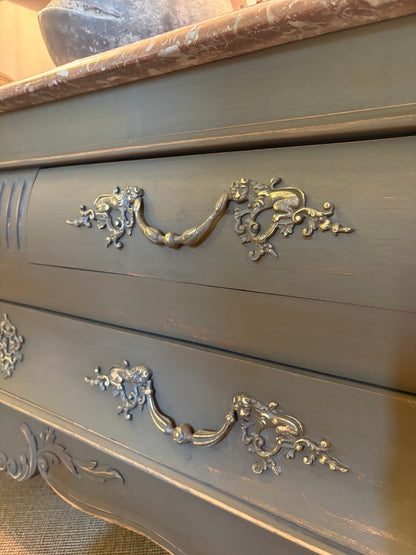 Commode basse de style Louis XV, merisier patiné, marbre de Sienne