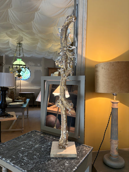 Élément de bois doré