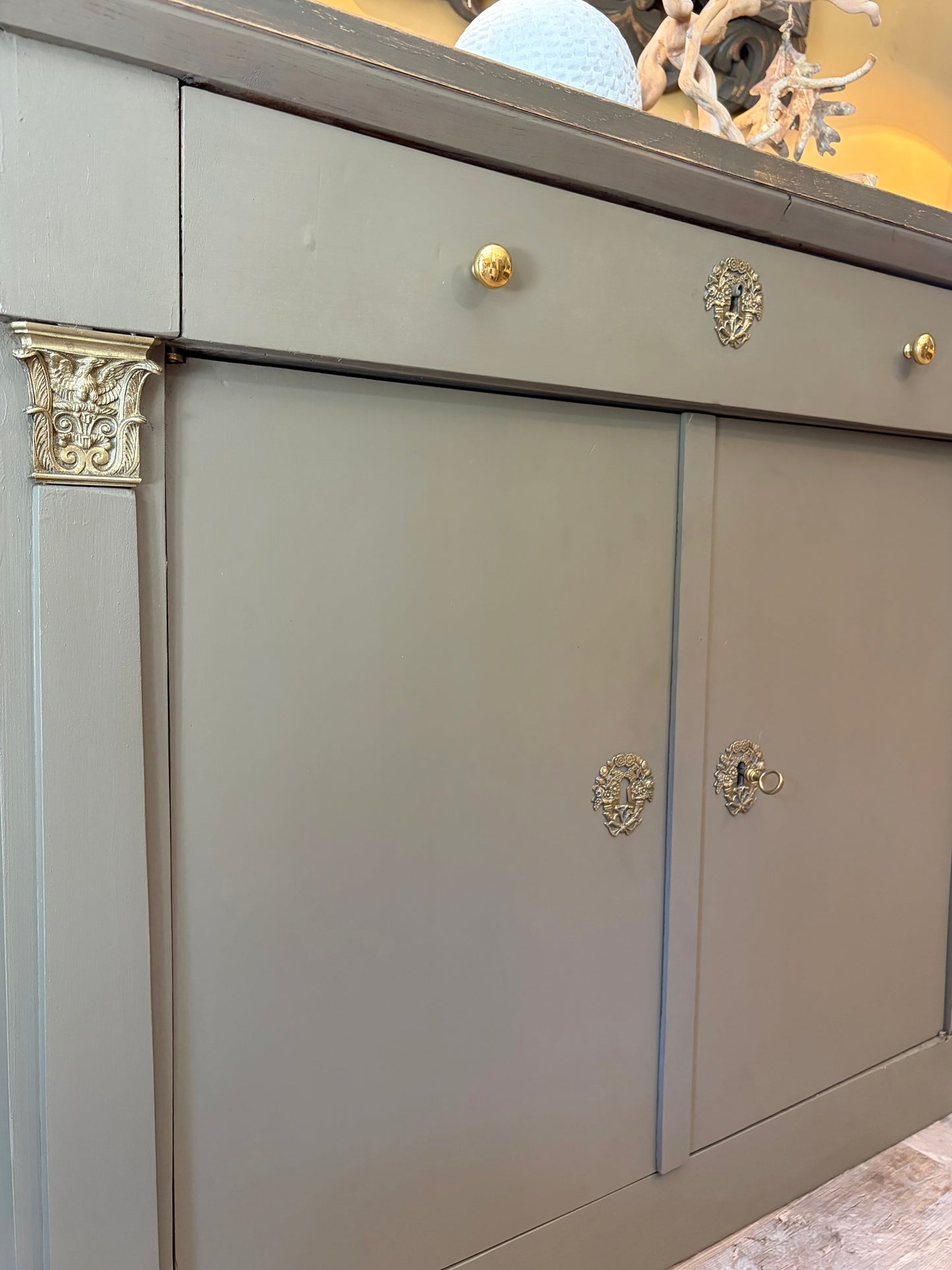 Enfilade de style Directoire en acajou patiné, vert bronze et gris lichen