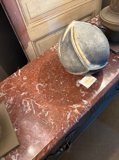 Commode basse de style Louis XV, merisier patiné, marbre de Sienne
