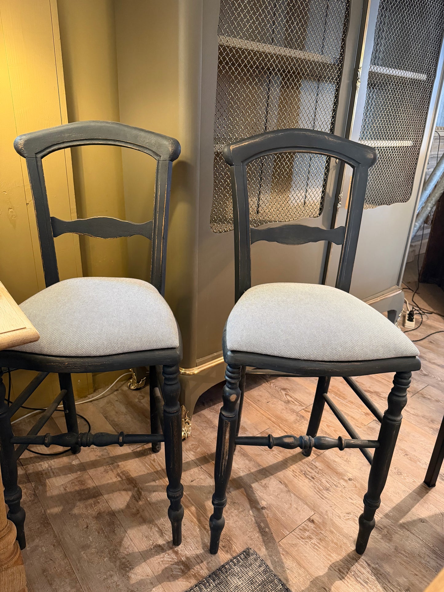 Quatre chaises de bar patinées