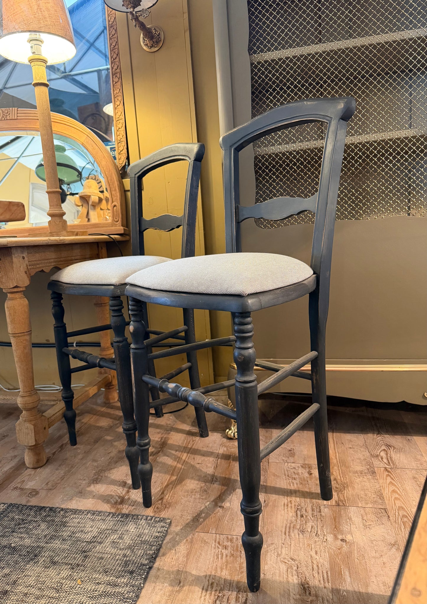 Quatre chaises de bar patinées