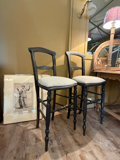 Quatre chaises de bar patinées