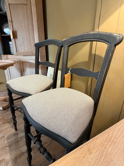 Quatre chaises de bar patinées