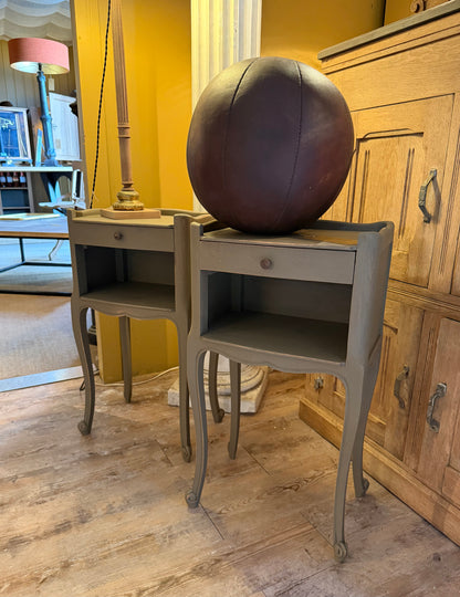 Paire de chevets, chêne patiné