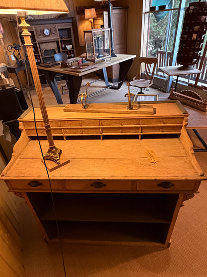 Comptoir de pharmacien en chêne