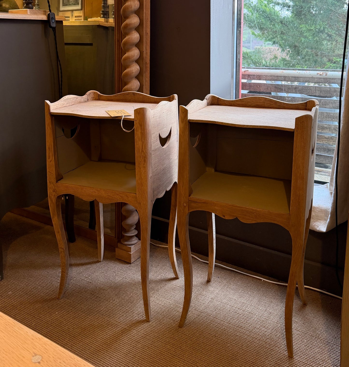 Paire de chevets, chêne massif, style Louis XV