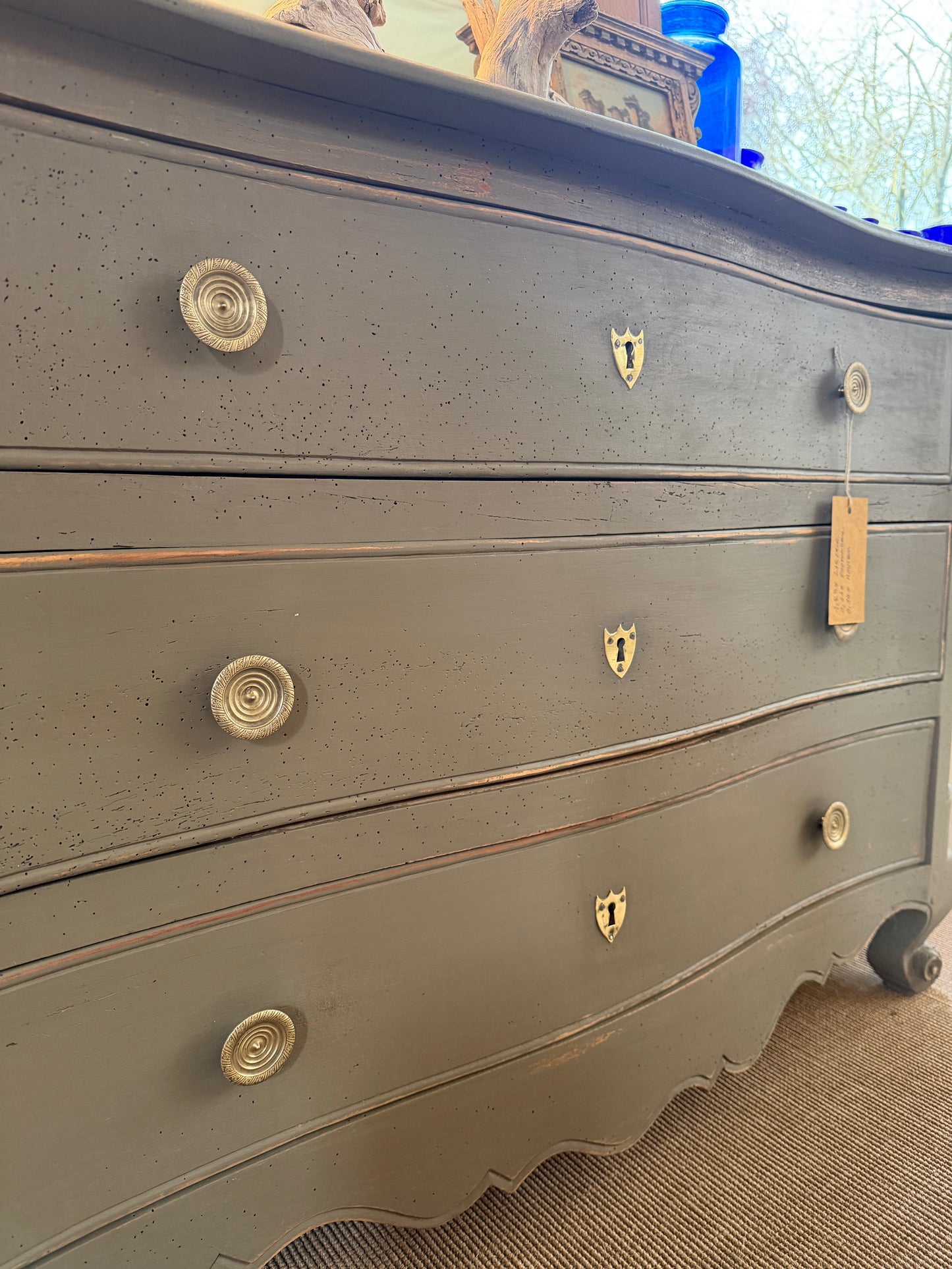 Commode Louis XV en noyer, patinée lichen