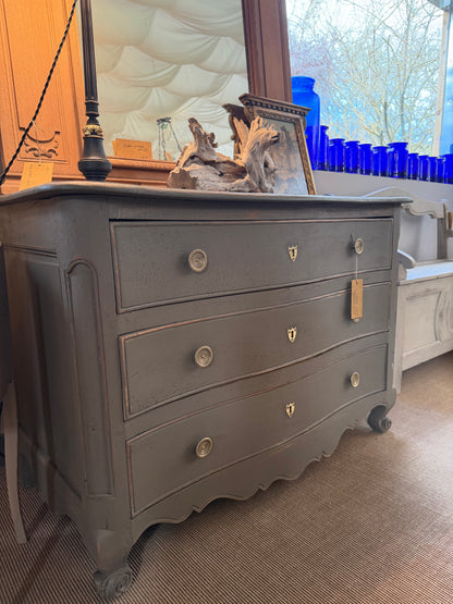 Commode Louis XV en noyer, patinée lichen