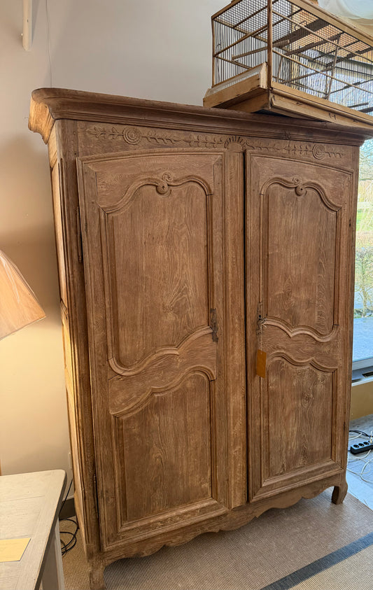 Armoire en chêne massif