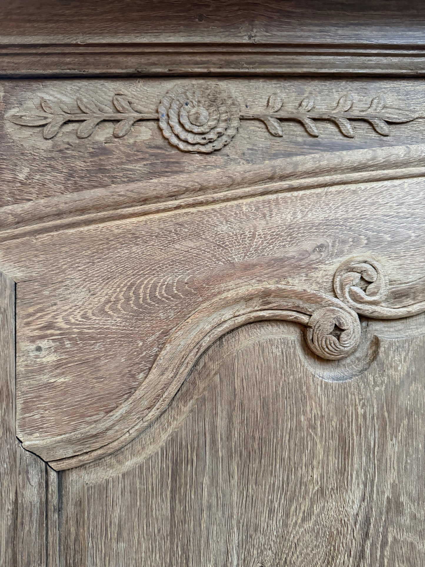 Armoire en chêne massif