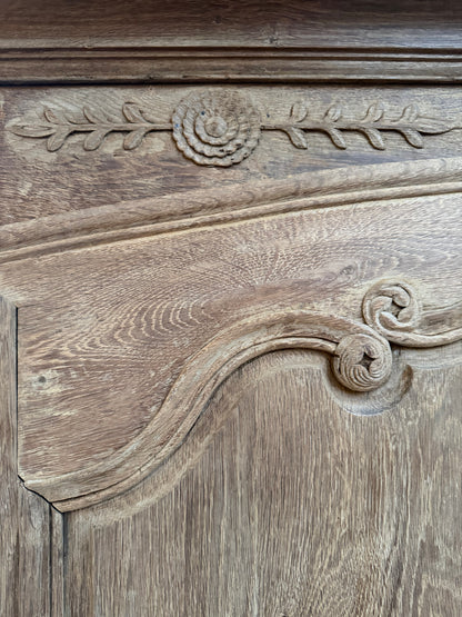 Armoire en chêne massif