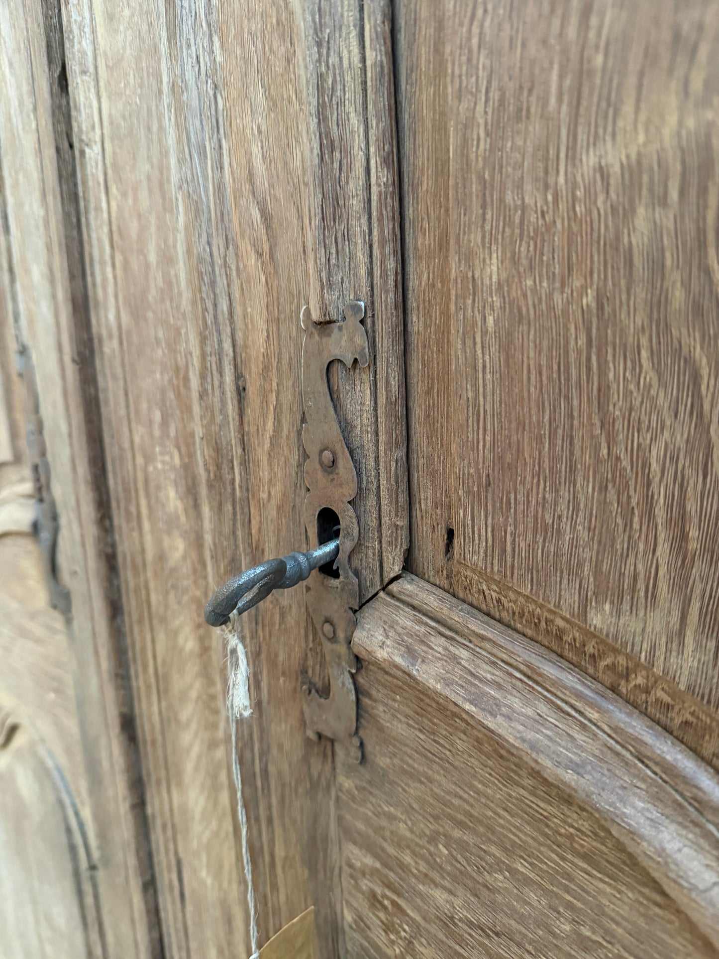 Armoire en chêne massif