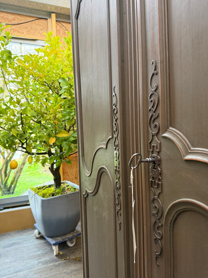 Armoire en noyer XIXème, patinée bronze