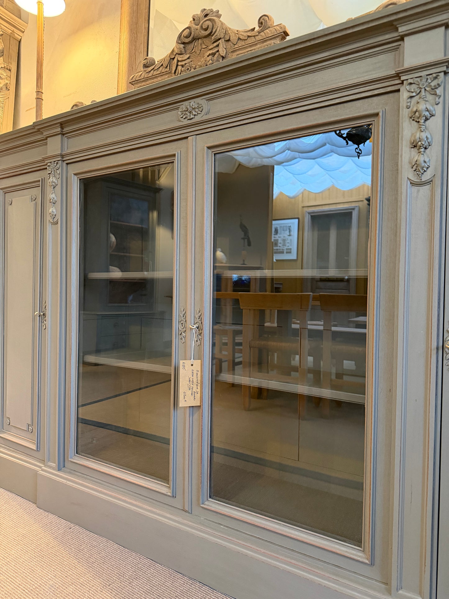 Bibliothèque de bureau acajou massif patinée, début XXᵉ