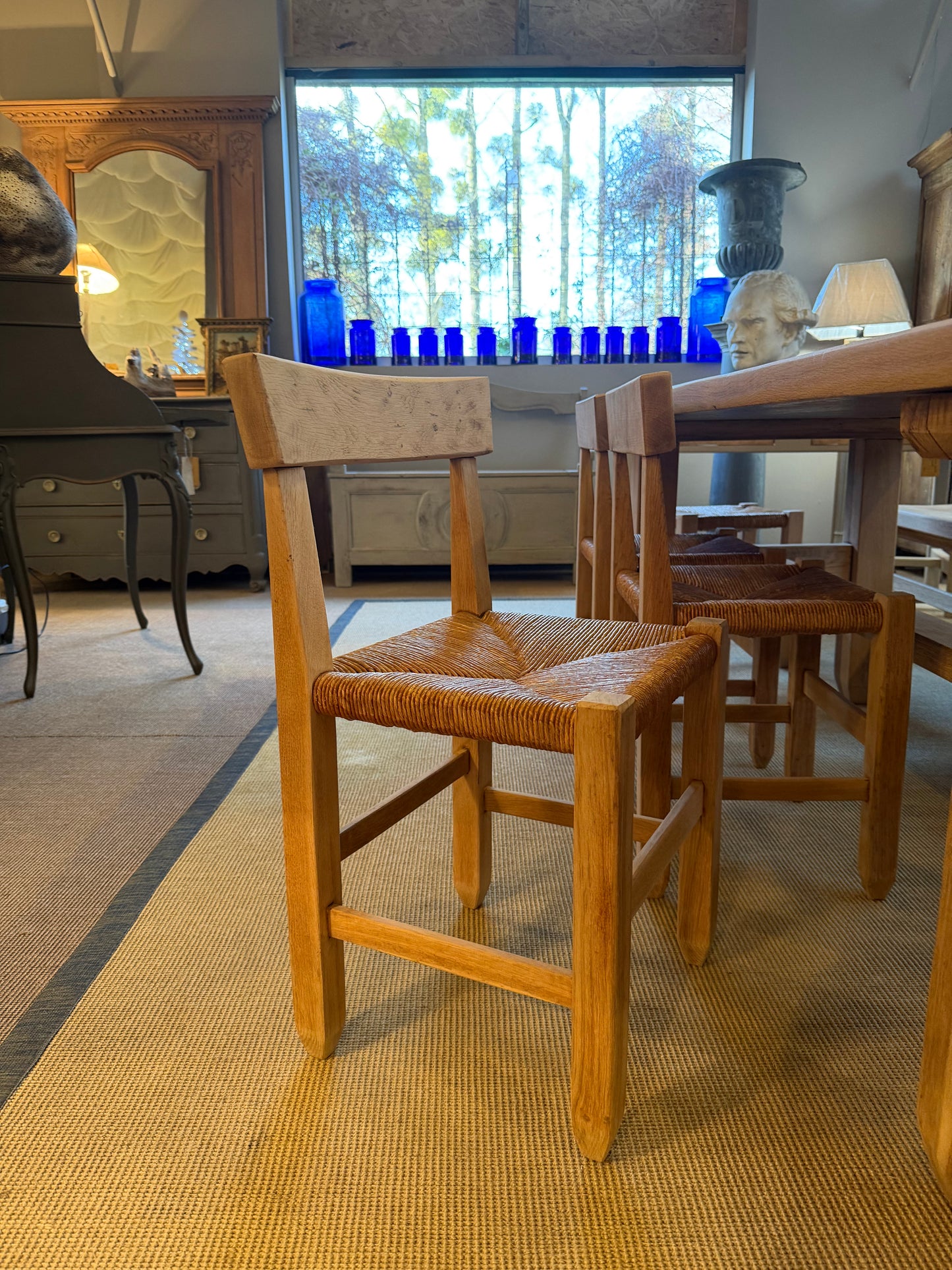 Ensemble en chêne : table, banc, chaises, tabourets