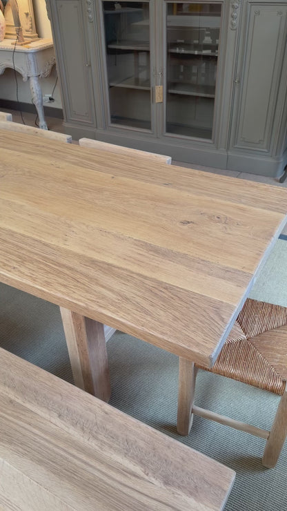 Ensemble en chêne : table, banc, chaises, tabourets