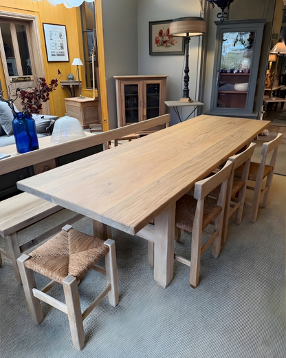 Ensemble en chêne : table, banc, chaises, tabourets